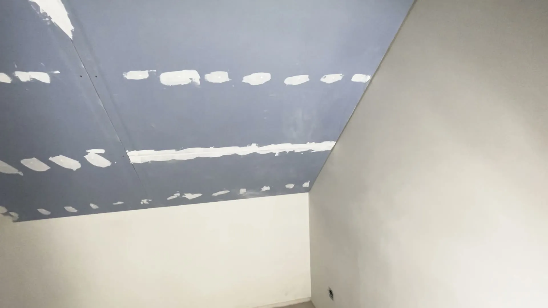 Hrubé výplně spár sádrokartonové šikminy