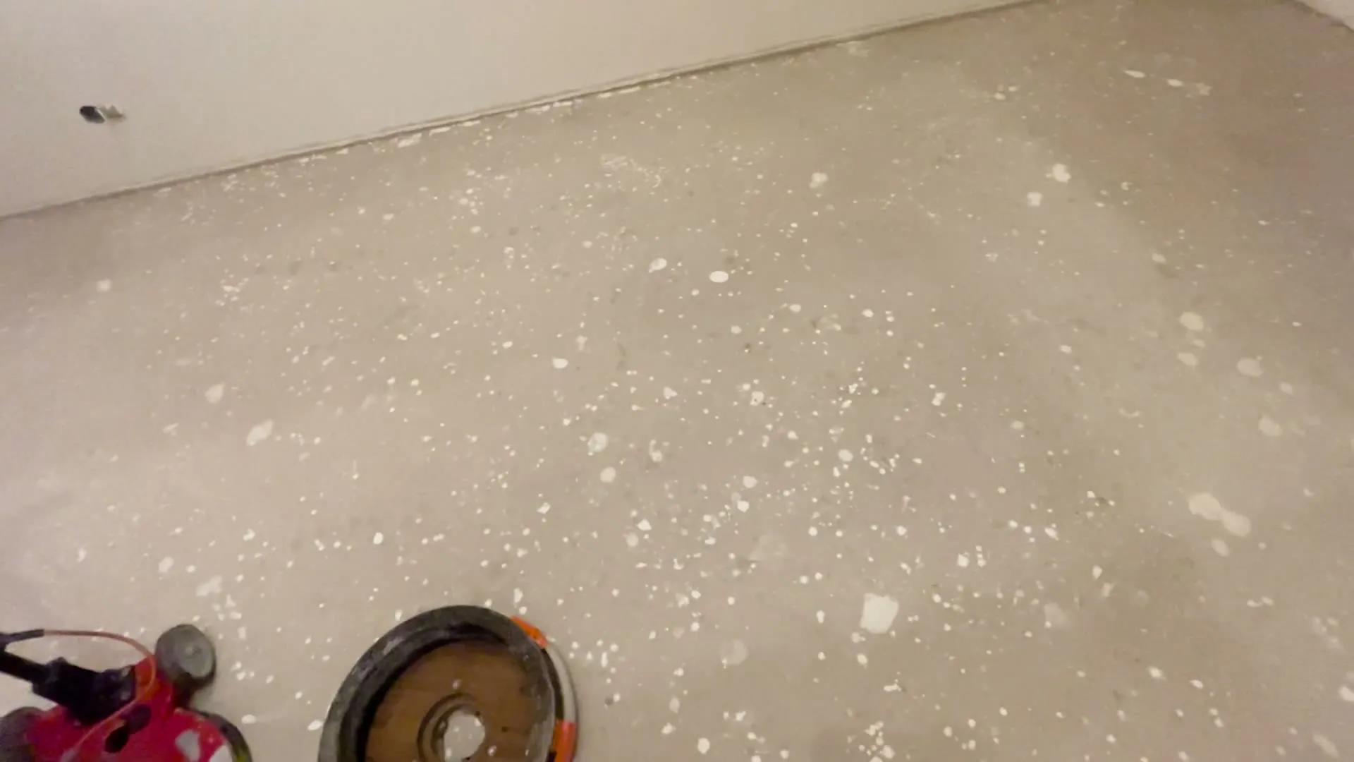 Betonová podlaha s bílými kapkami