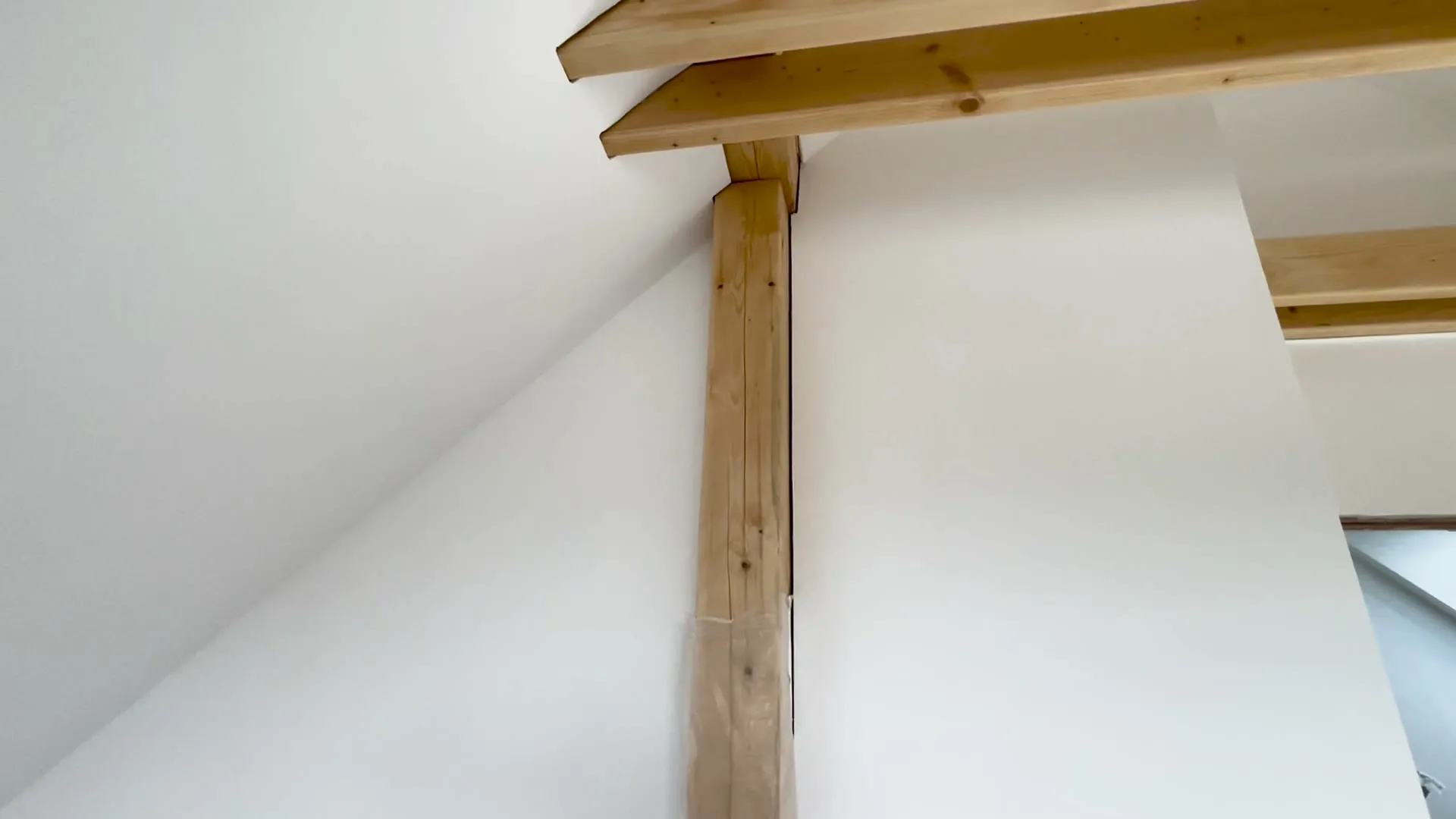 Pohledový sloup zapuštěný do sádrokartonu