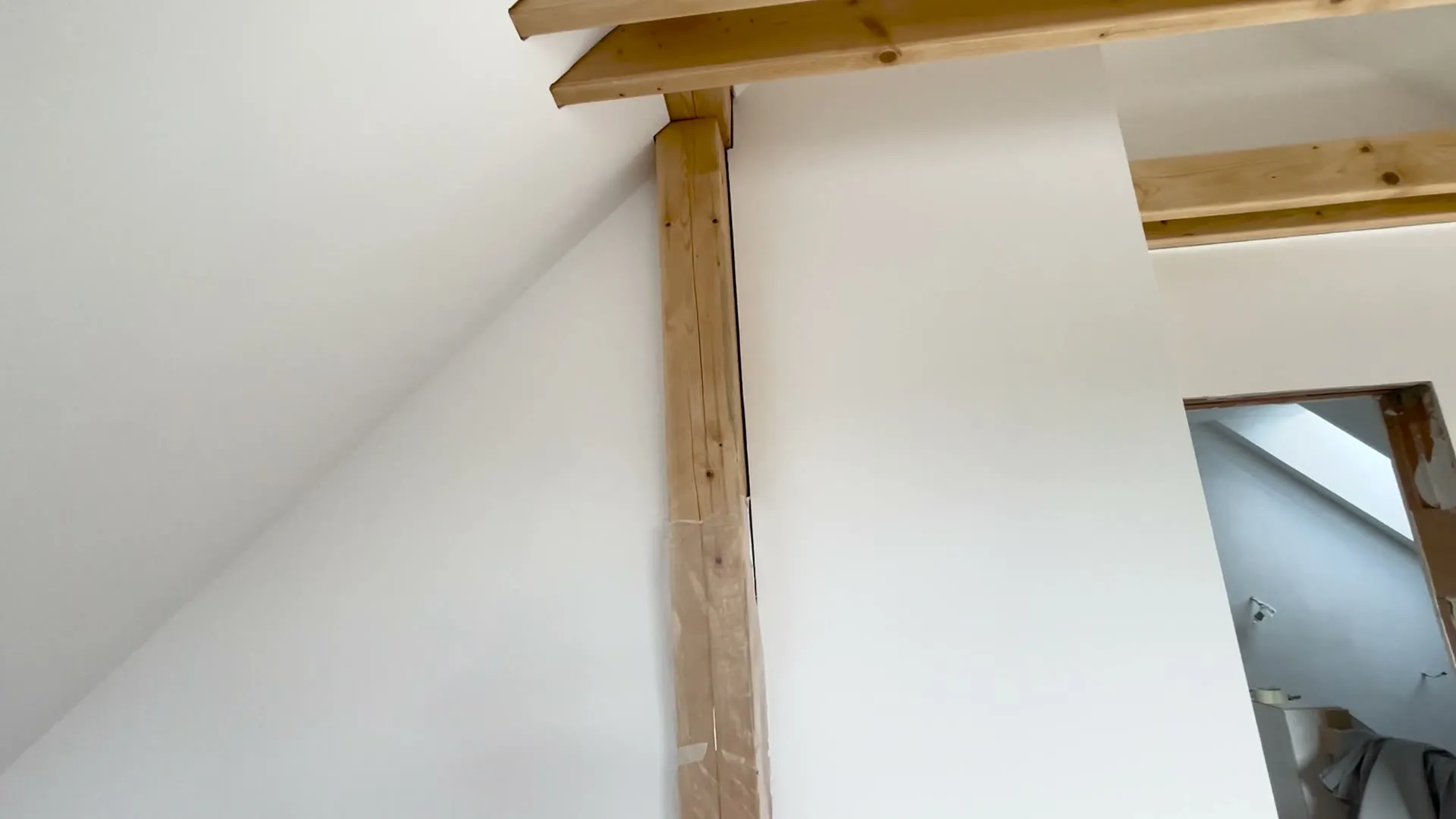 Boční spára u pohledového sloupu