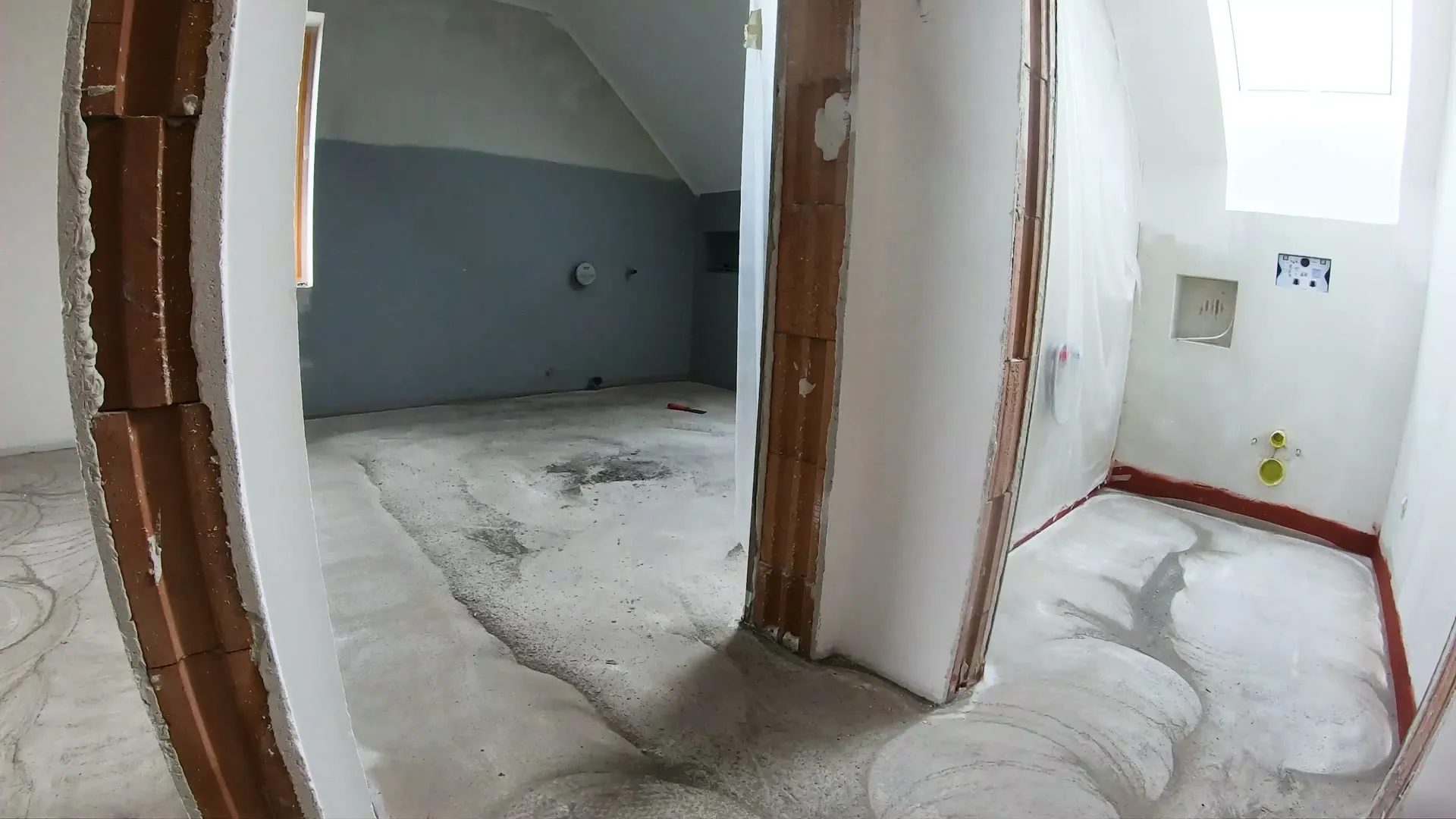 Stopy po broušení koupelnové stěrky