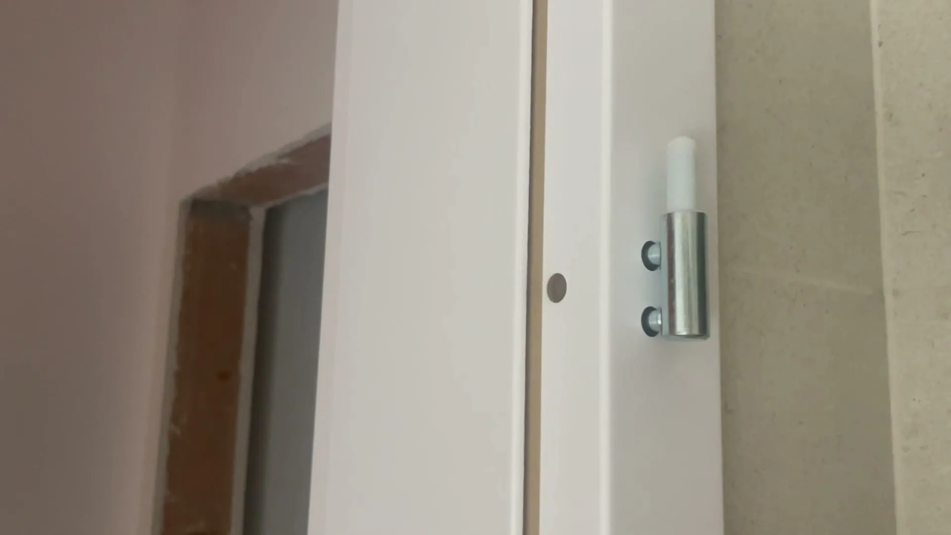 Pant a upevňovací otvor zárubně