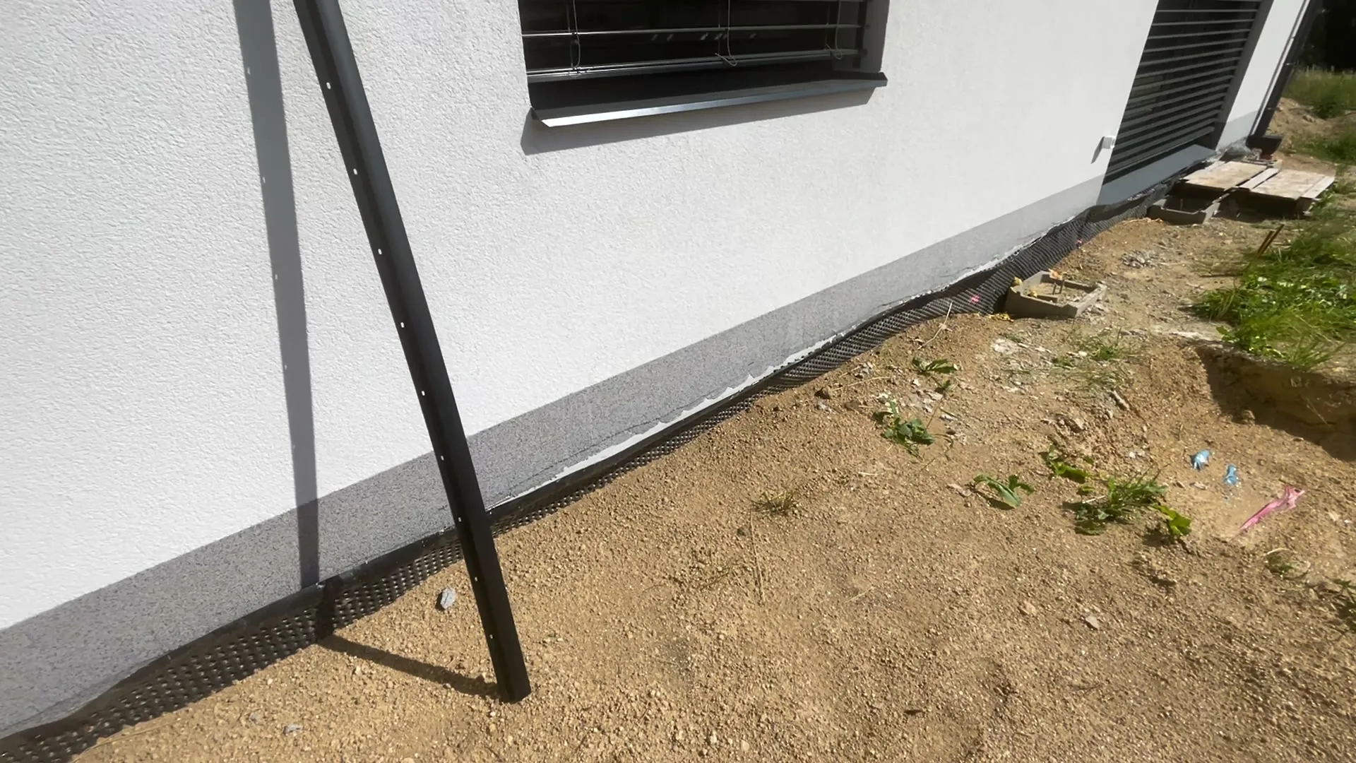 Ukončovací lišta před montáží na sokl