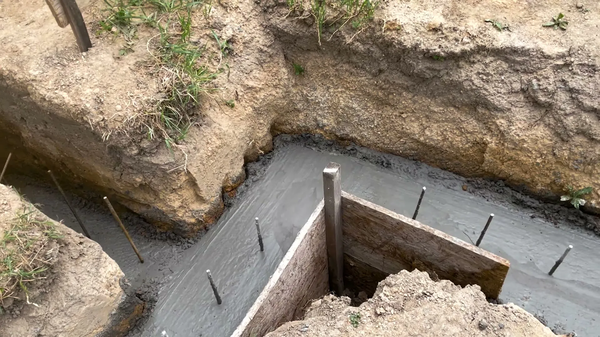 Betonáž bedněného rohu opěrné zdi