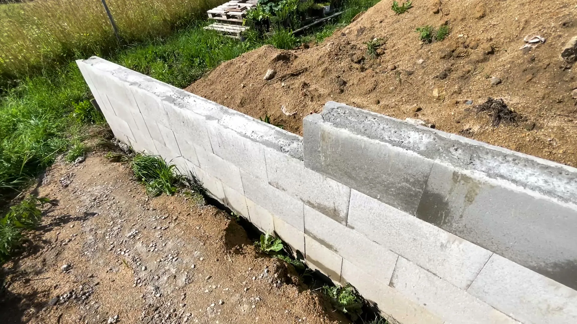 Výškový schod hotové opěrné zdi