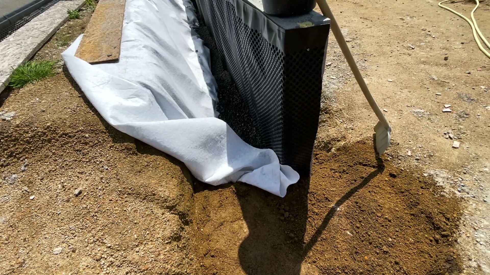 Geotextilie připravená pro obsyp drenáže