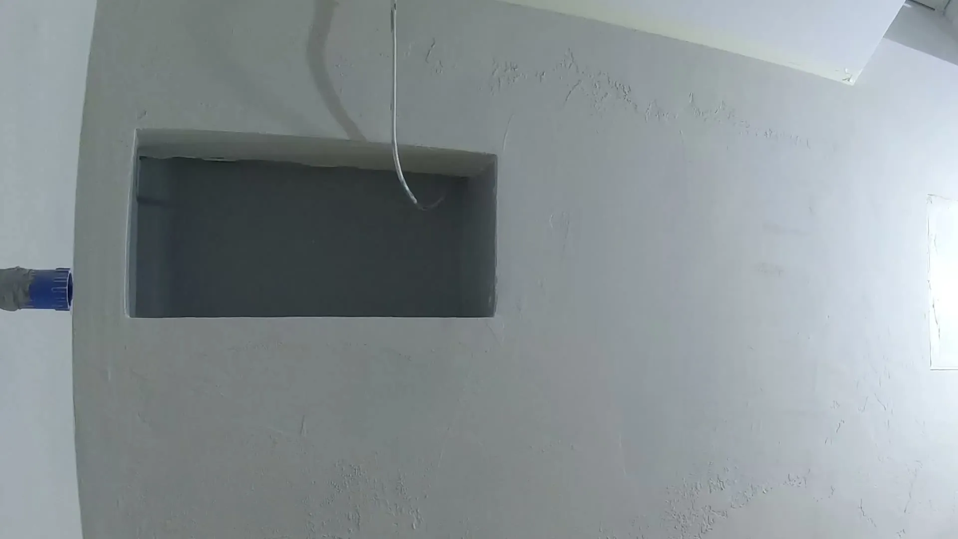 Nika ve stěně s betonovou stěrkou