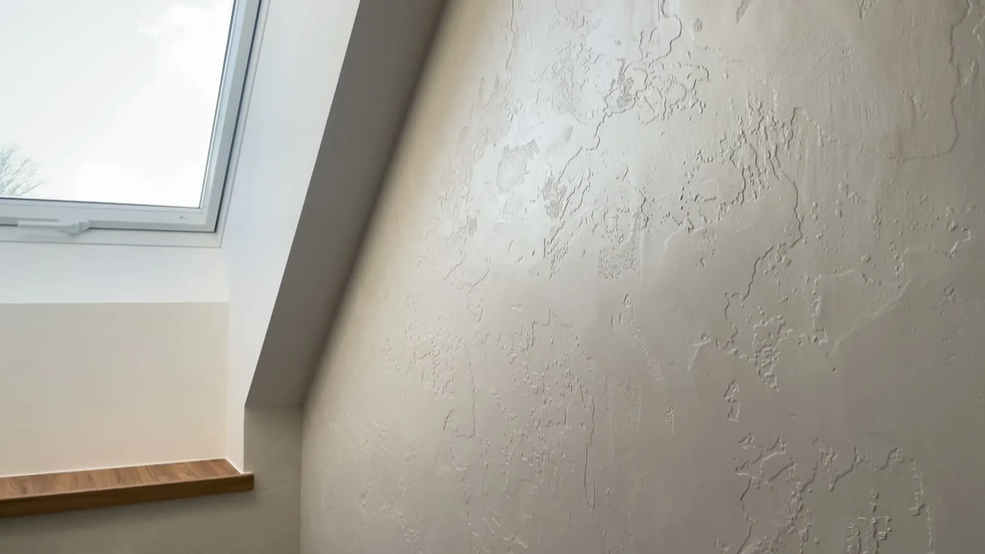 Hotová betonová stěrka pod střešním oknem