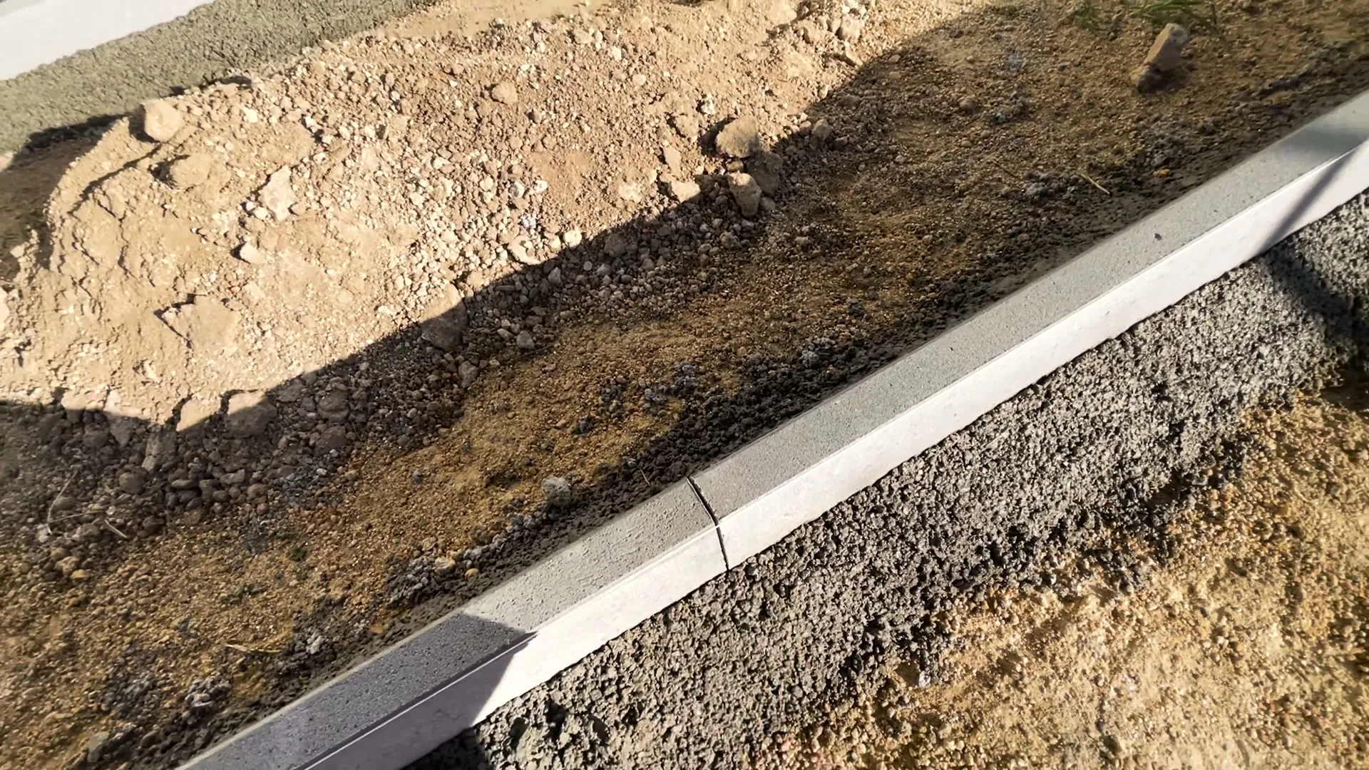 Spára mezi sousedními betonovými obrubníky