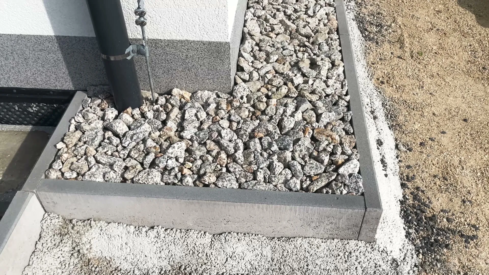 Žulový zásyp kolem okapového svodu