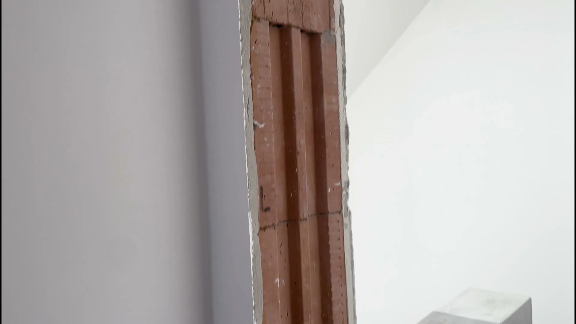 Detail ostění před osazením zárubně