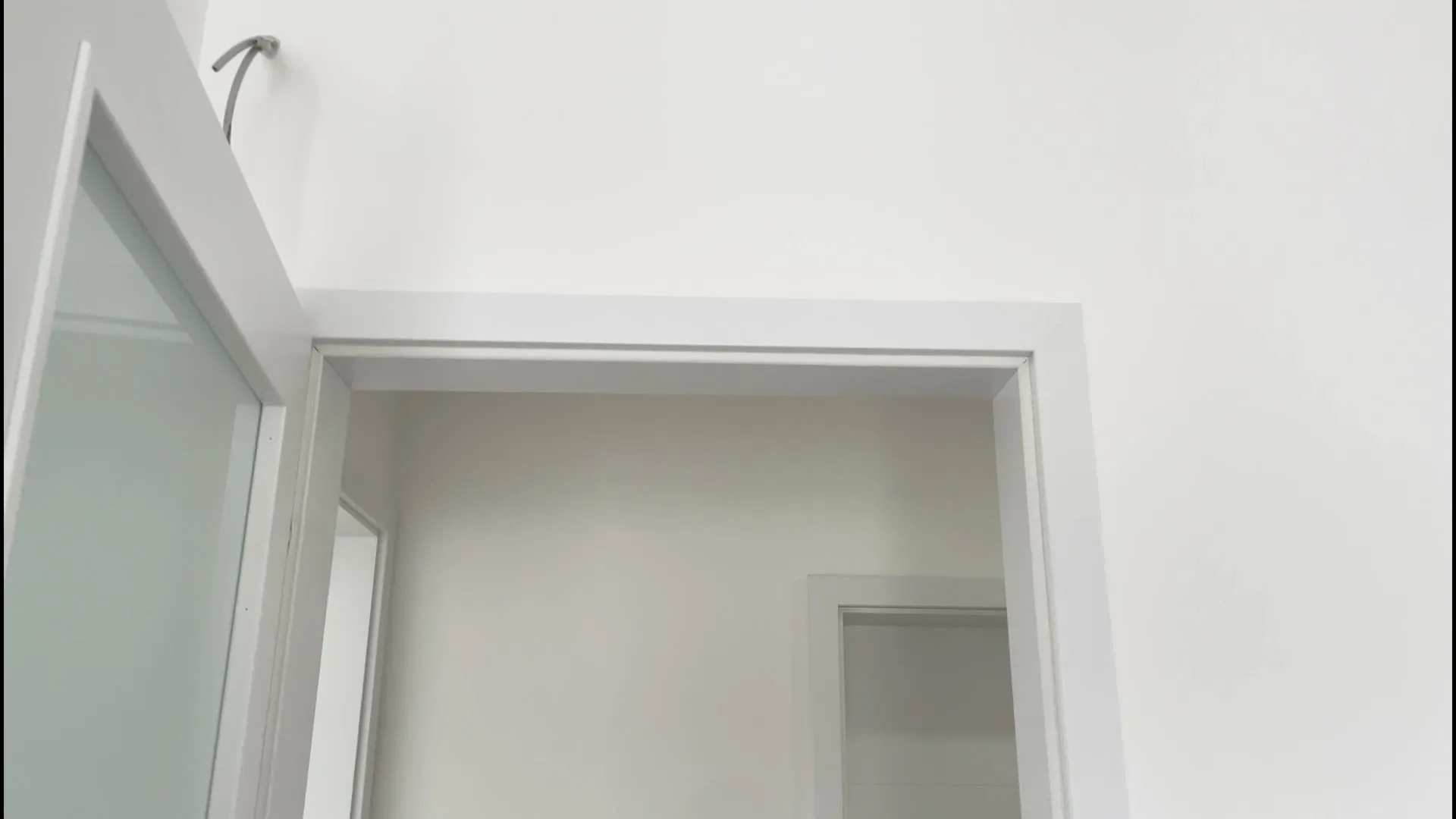 Horní roh bílé obložkové zárubně