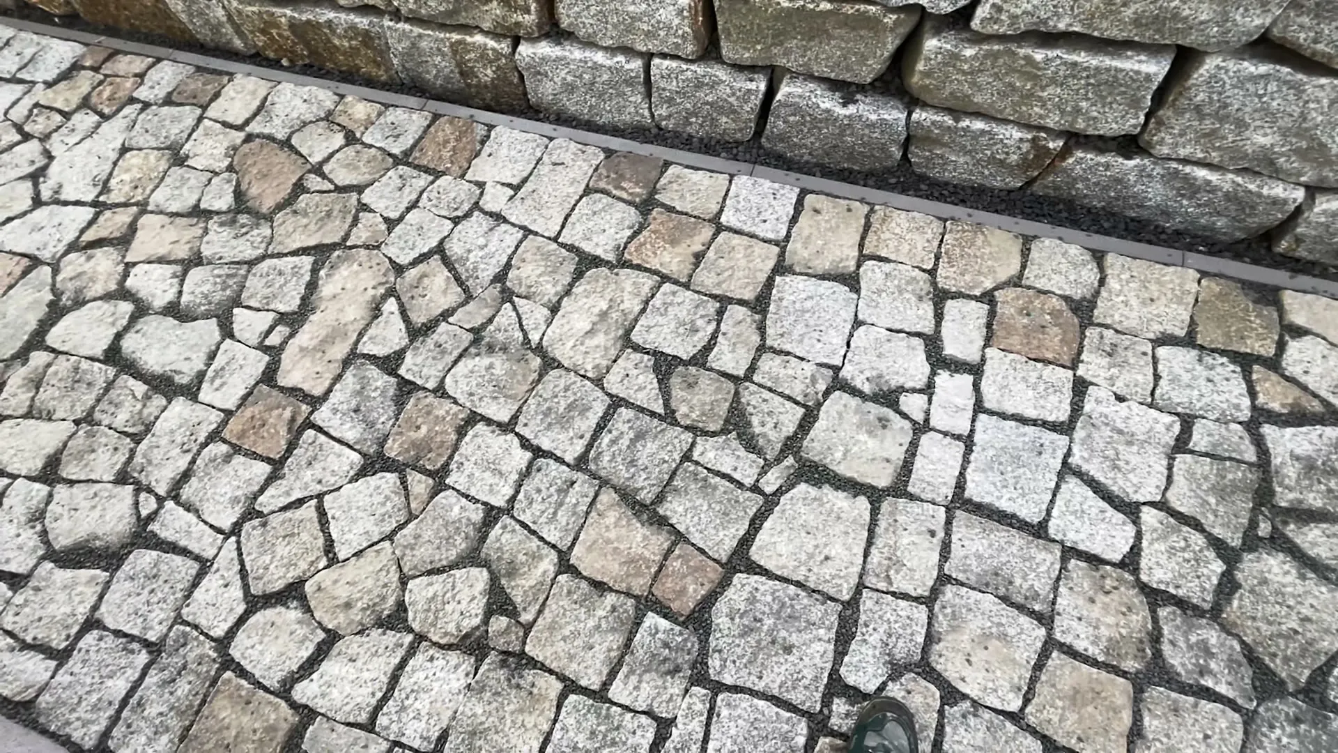 Žulová dlažba s vyplněnými spárami