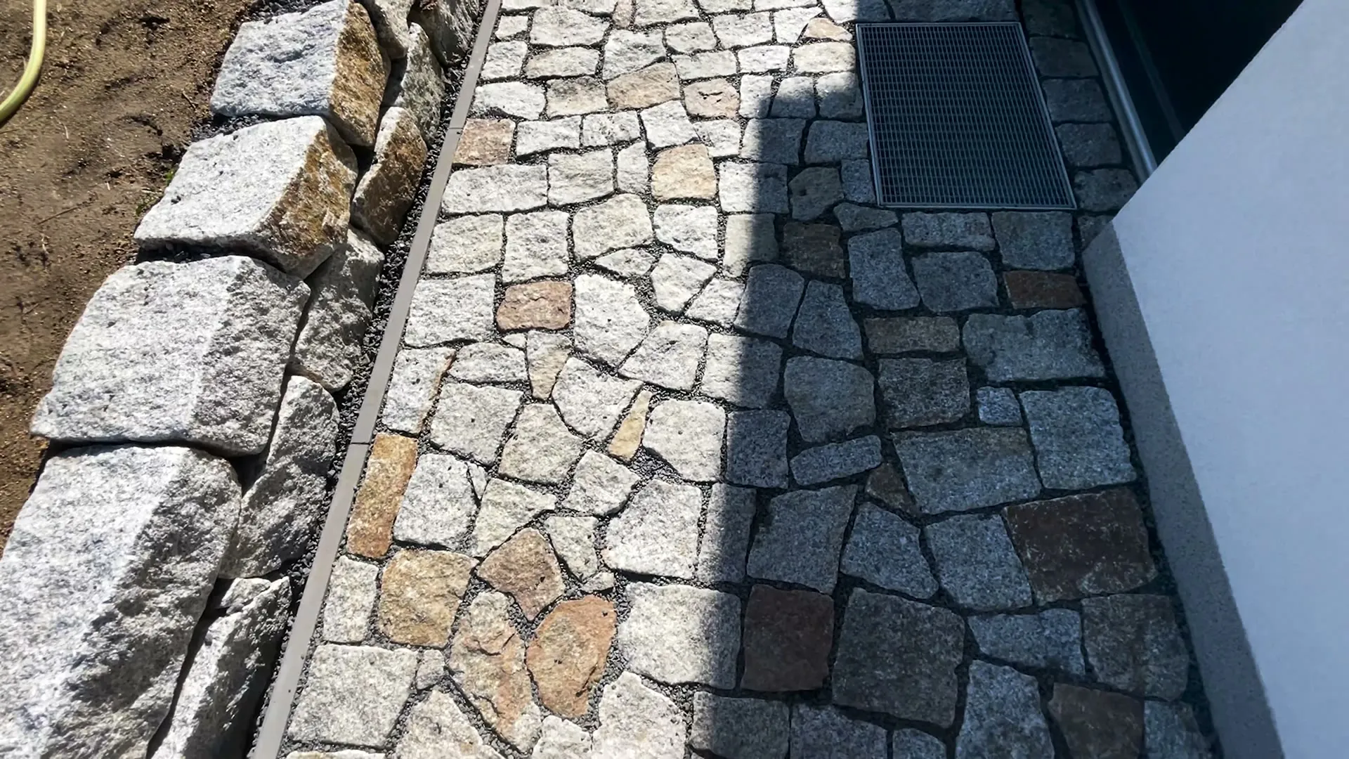 Dokončený chodník ze žulových odseků