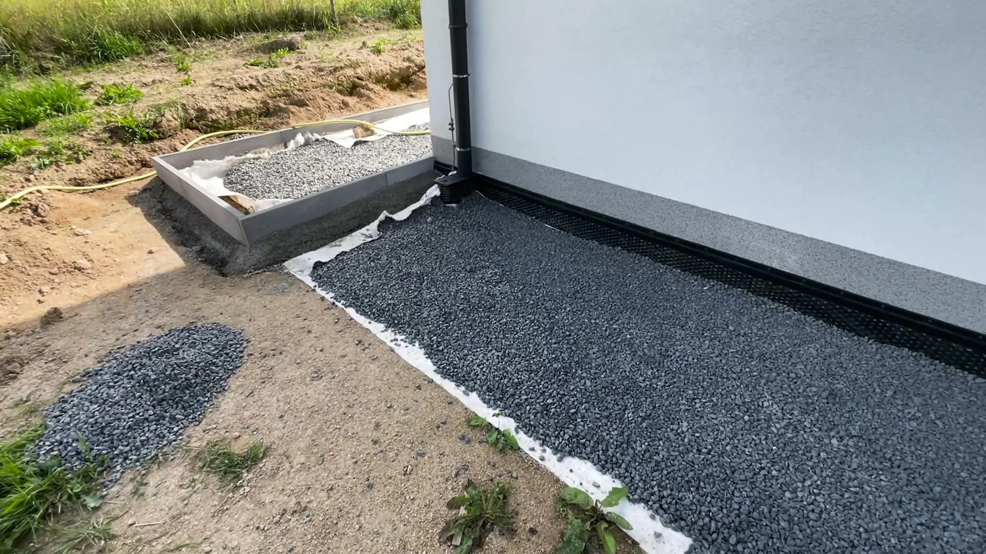 Rozprostřený štěrkový podklad pod terasu