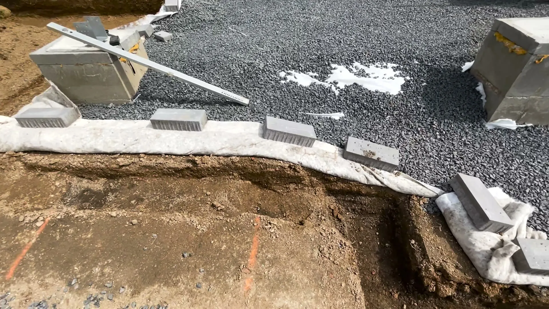 Výkop pro betonové obrubníky terasy