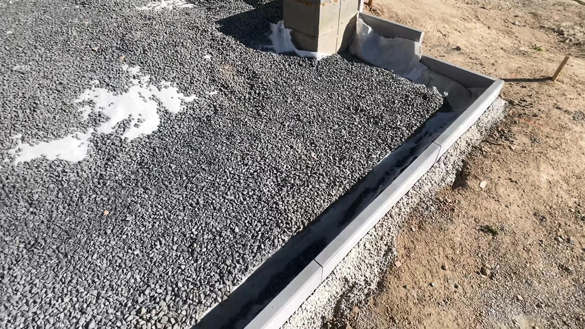 Betonové lože obrubníků kolem terasy