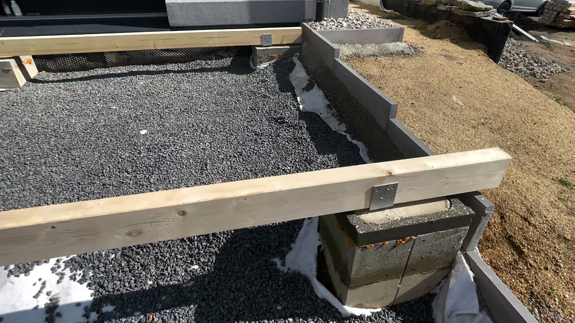 Upevněný KVH hranol na betonové podpoře