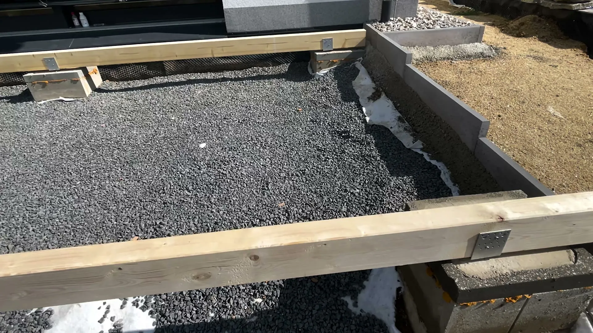 Upevněný KVH hranol na betonové podpoře