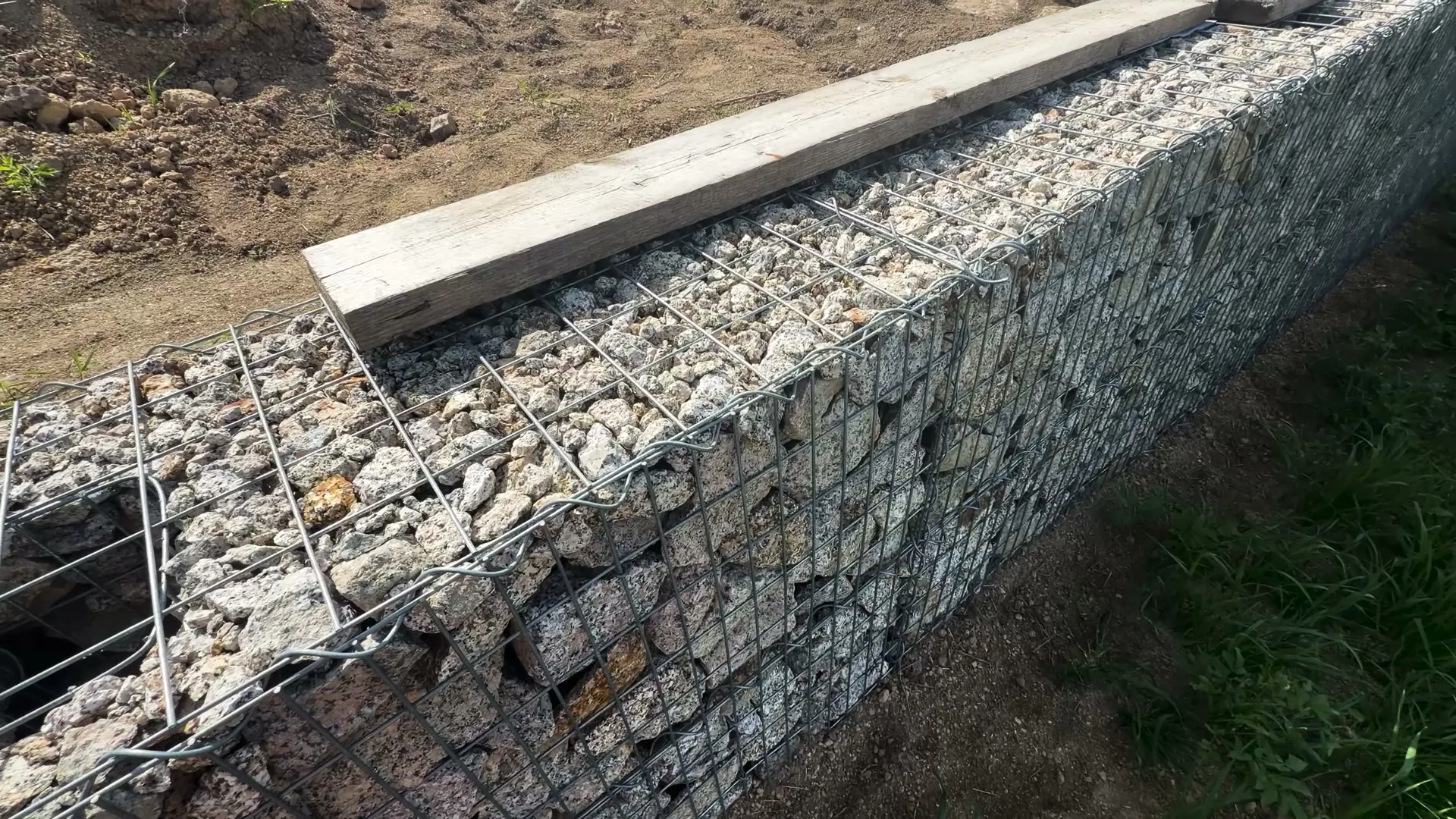 Jemnější kamenivo pod horní gabionovou sítí