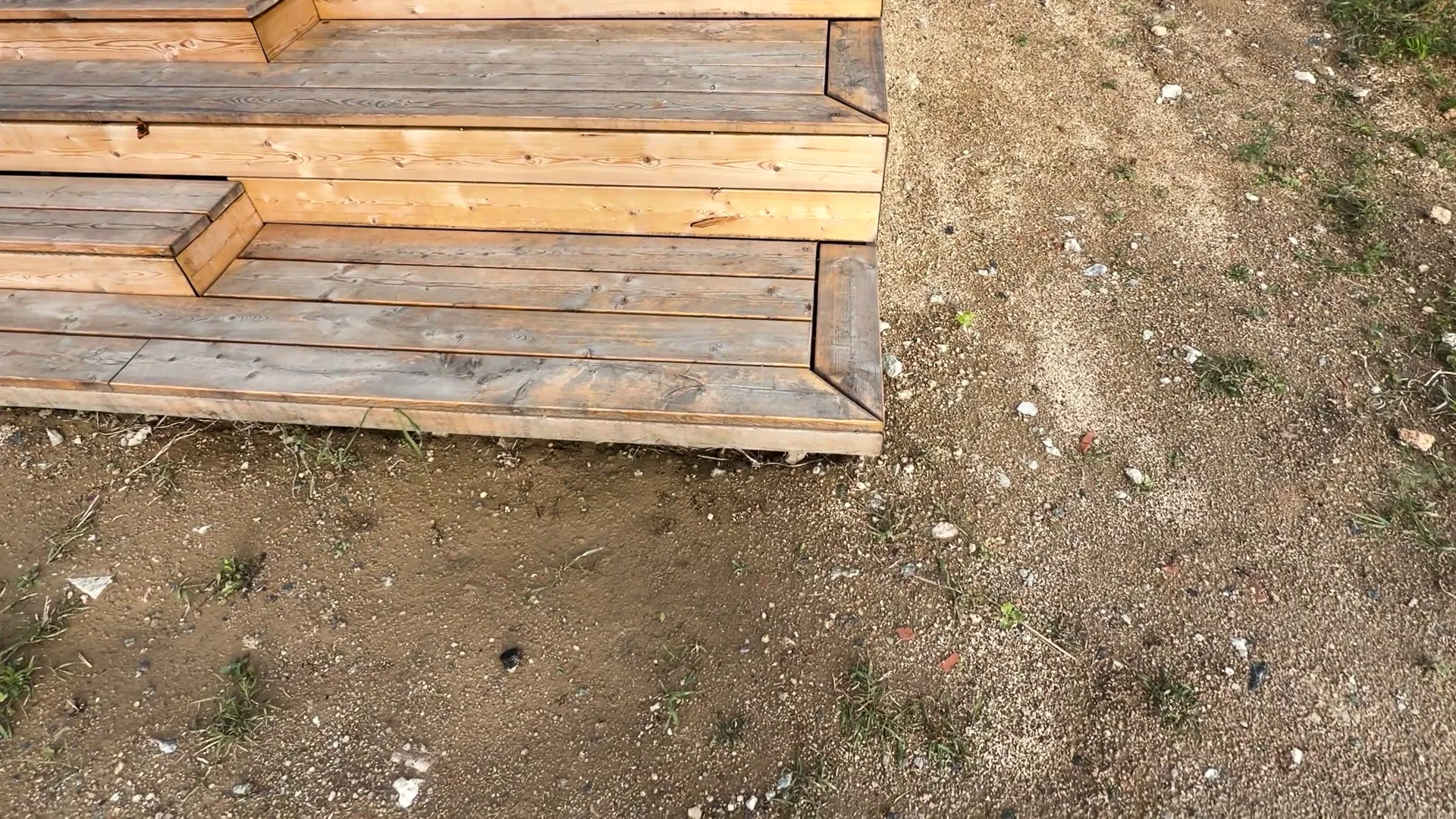 Napojení dřevěných schodů na terén