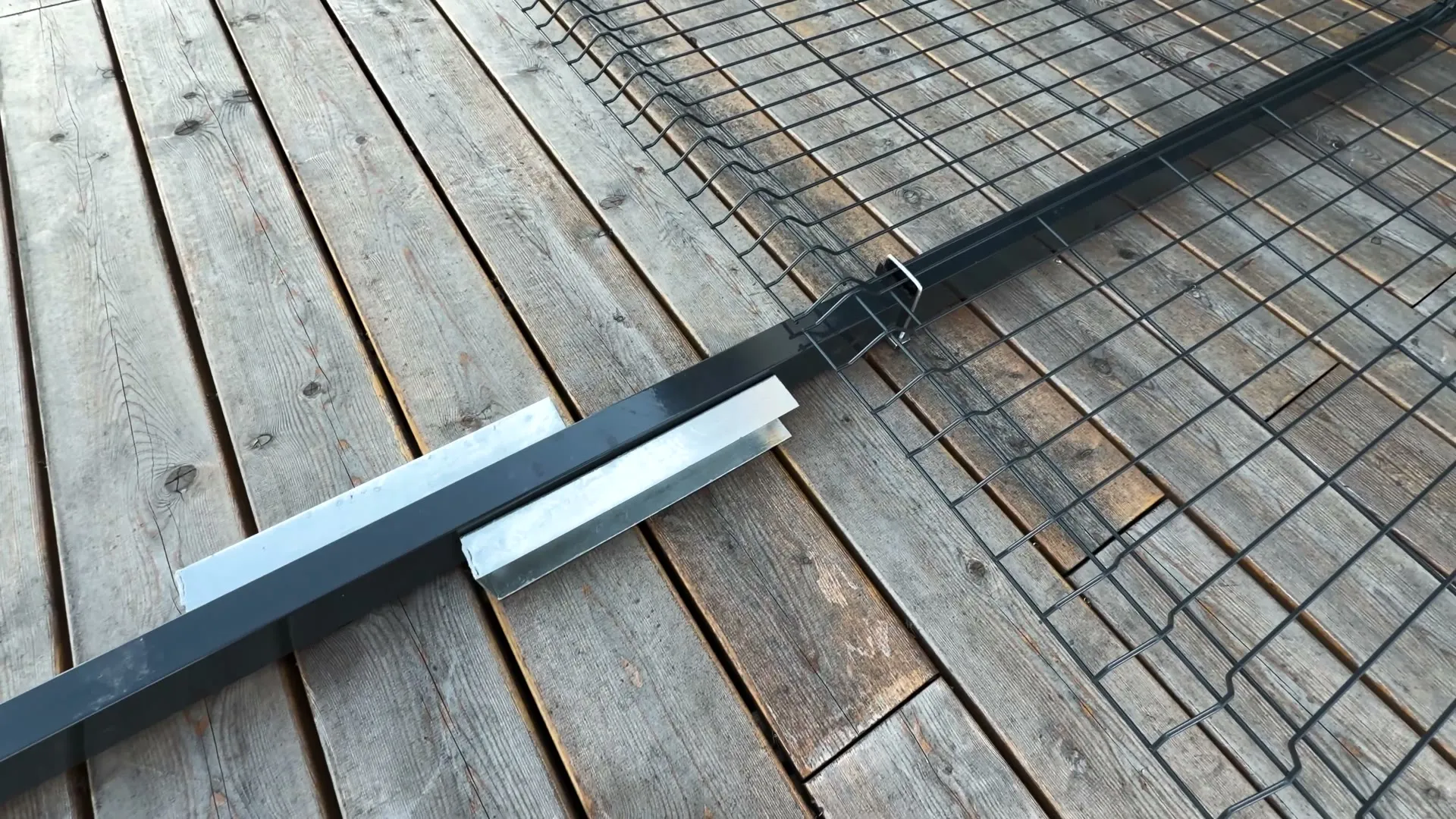 Držáky podhrabových desek vedle sloupku