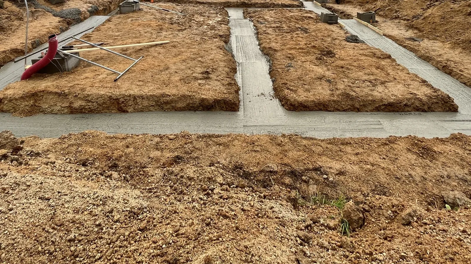 Křížení základových pasů po betonáži