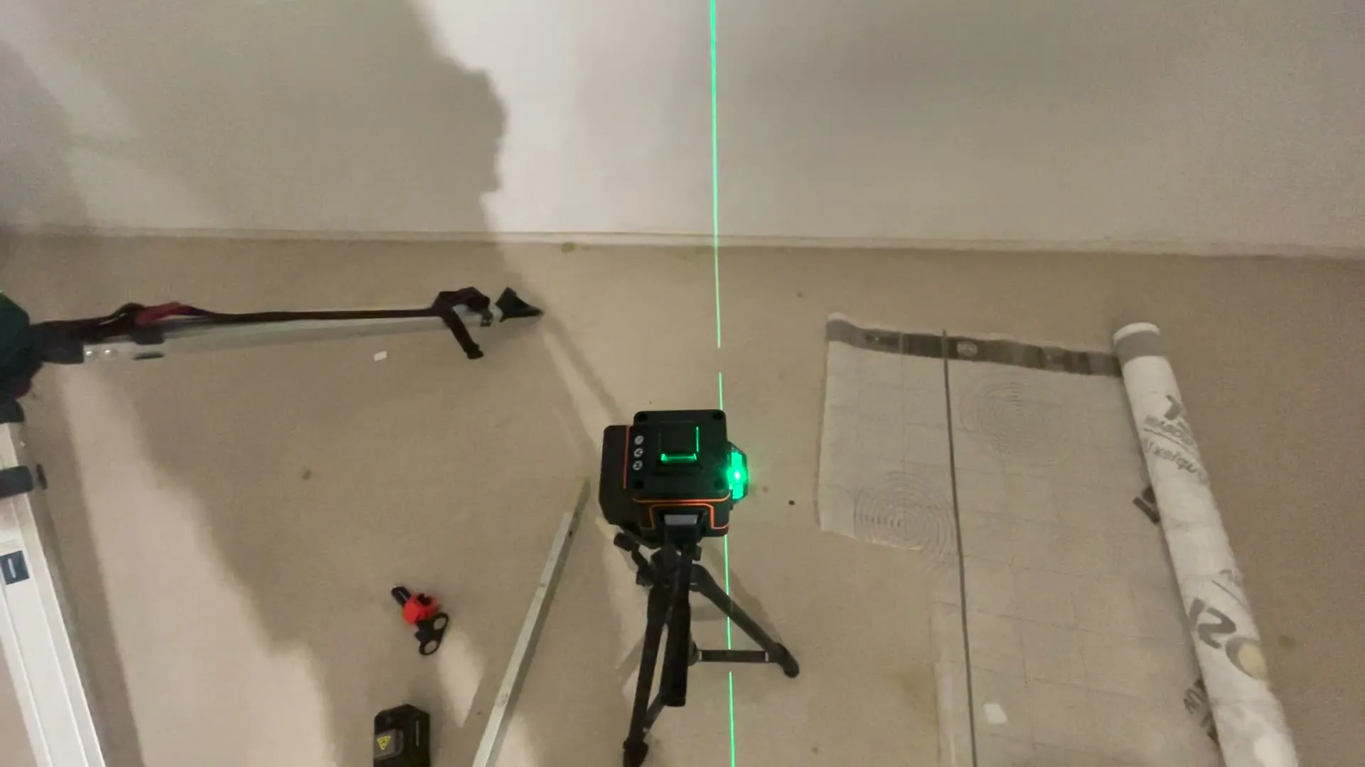 Zelené čáry křížového laseru