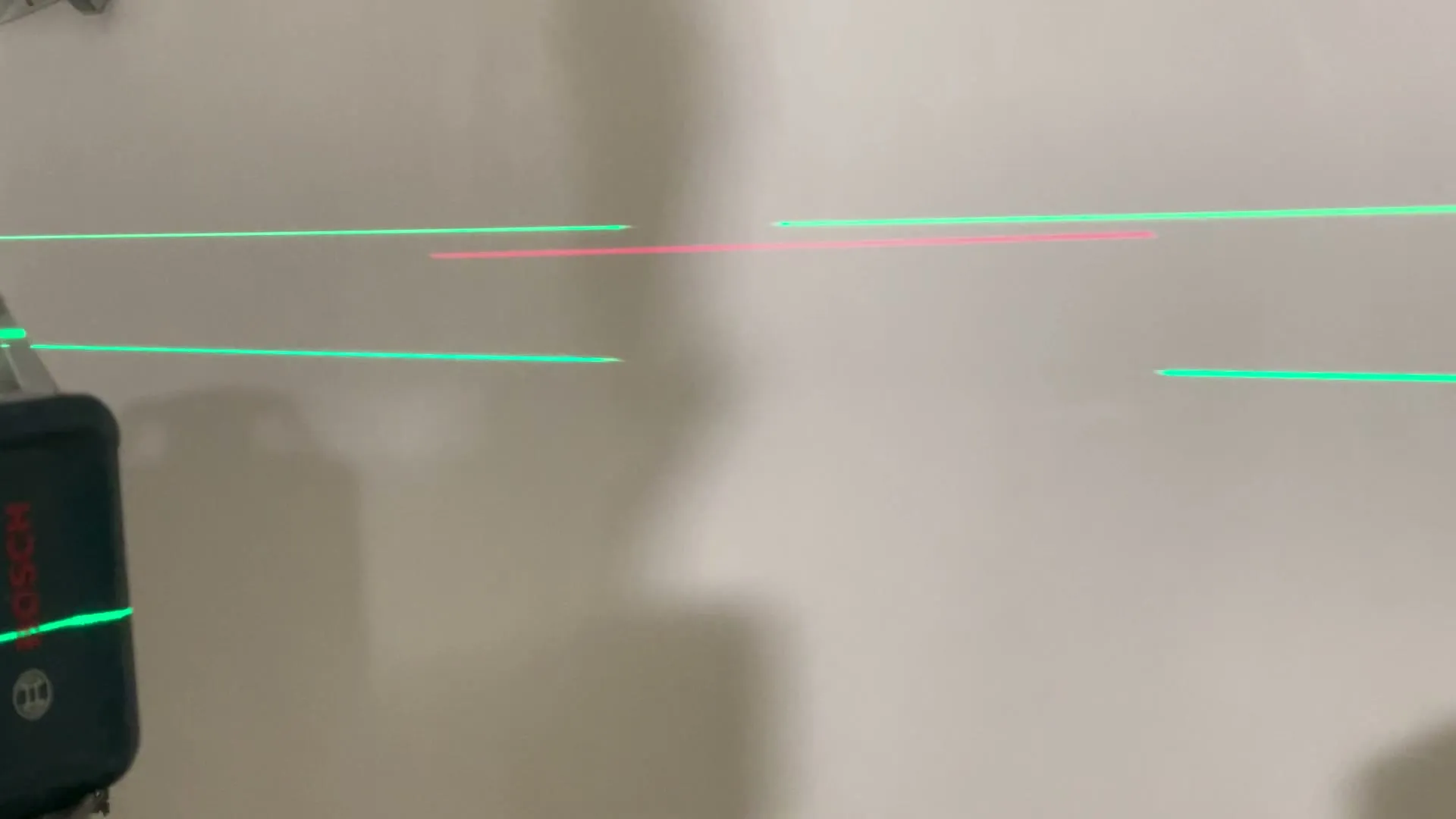 Srovnání červené a zelené laserové čáry