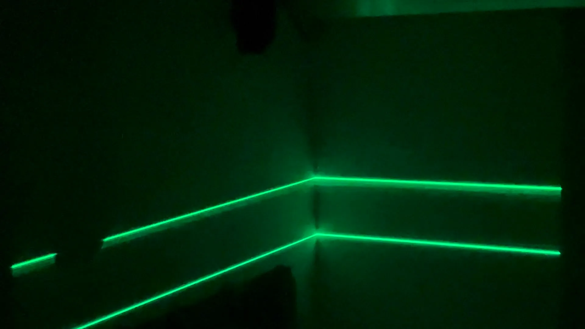 Rozestup laserových čar v rohu