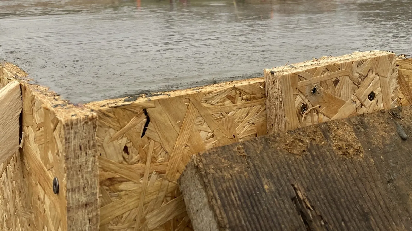 Čerstvý beton nad OSB bedněním