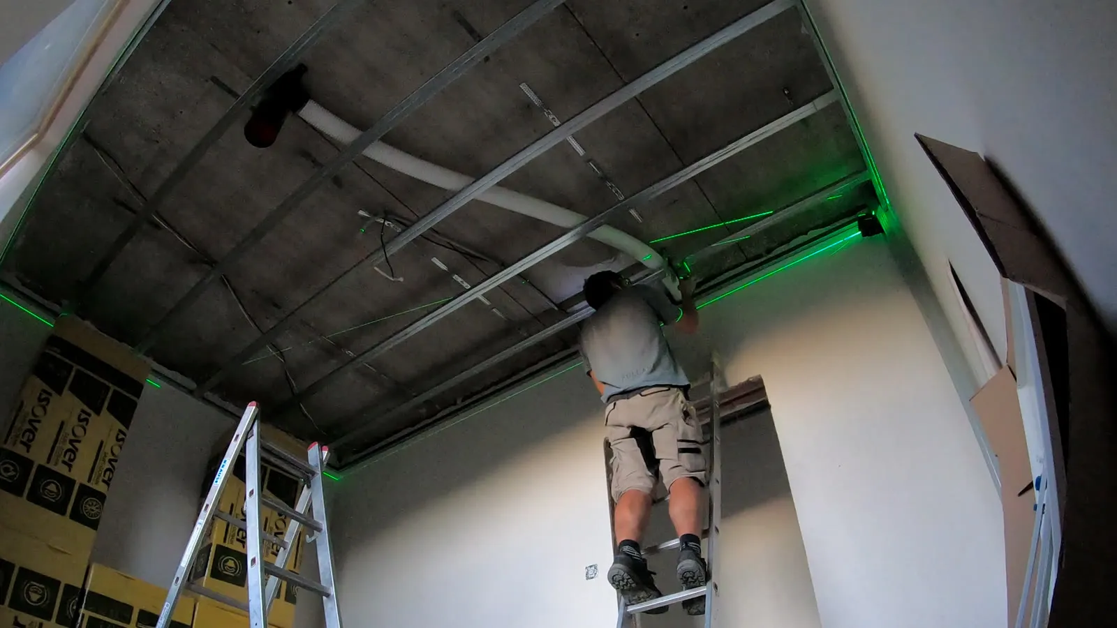 Montáž kovových profilů podhledu ze štaflí podle laseru