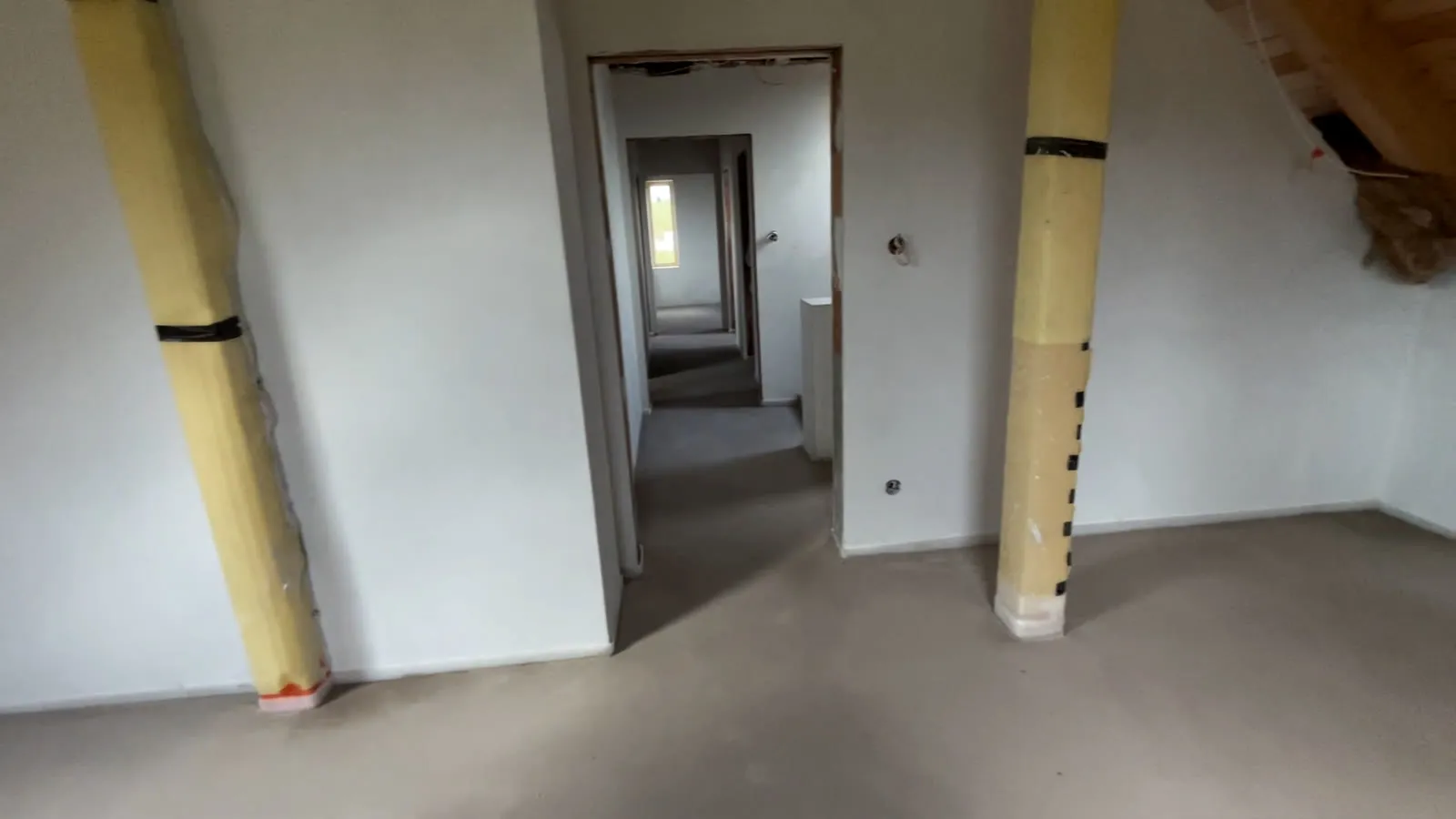 Hotová betonová podlaha u podkrovních sloupků