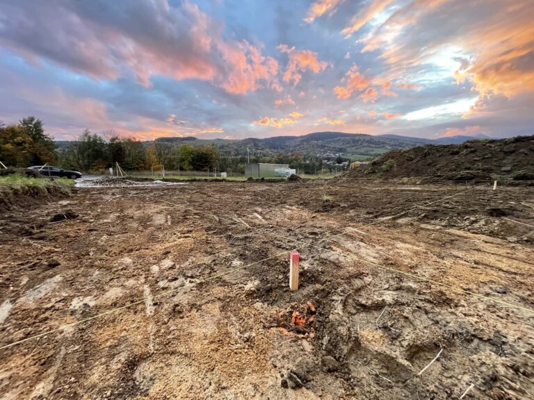 Skrývka ornice pro stavbu rodinného domu svépomocí