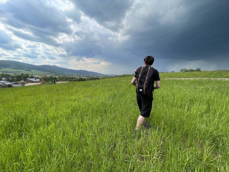 Projektant na obhlídce stavební parcely